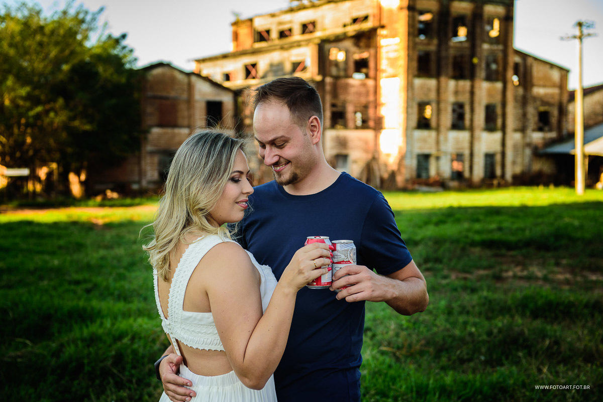 noivos segurando a lata de cerveja da budweiser para fazer o ensaio de pre casamento fotografo anderson silva fotoart