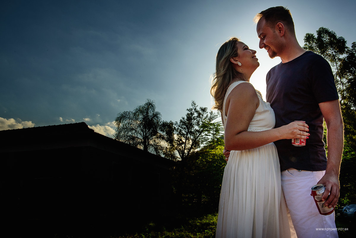 noivos tomando uma cerveja enquanto pousavam para foto de anderson silva fotografo sp