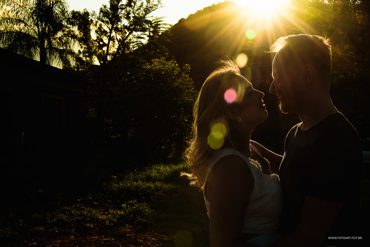 por sol com uma luz linda atra da montanha de botucatu foto de anderson silva fotografo
