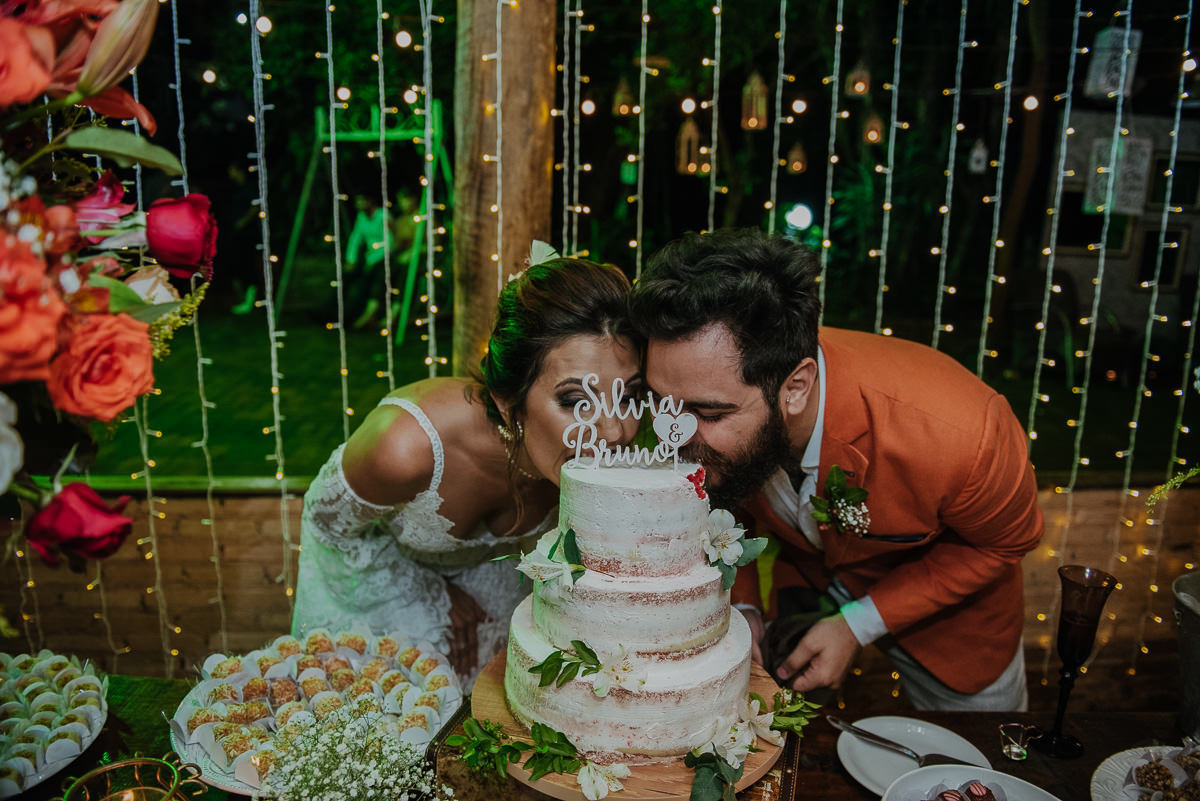 casal mordendo o bolo bolo velvet lfotografia de anderson silva botucatu interior de sp vila de sao francisco