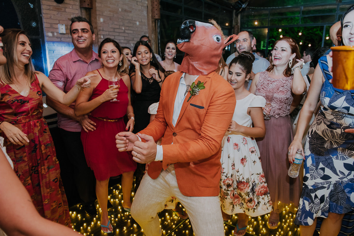noivo com cabeca de cavalo na pista de danca com led em bauru em um casamento no campo fotografia de anderson silva