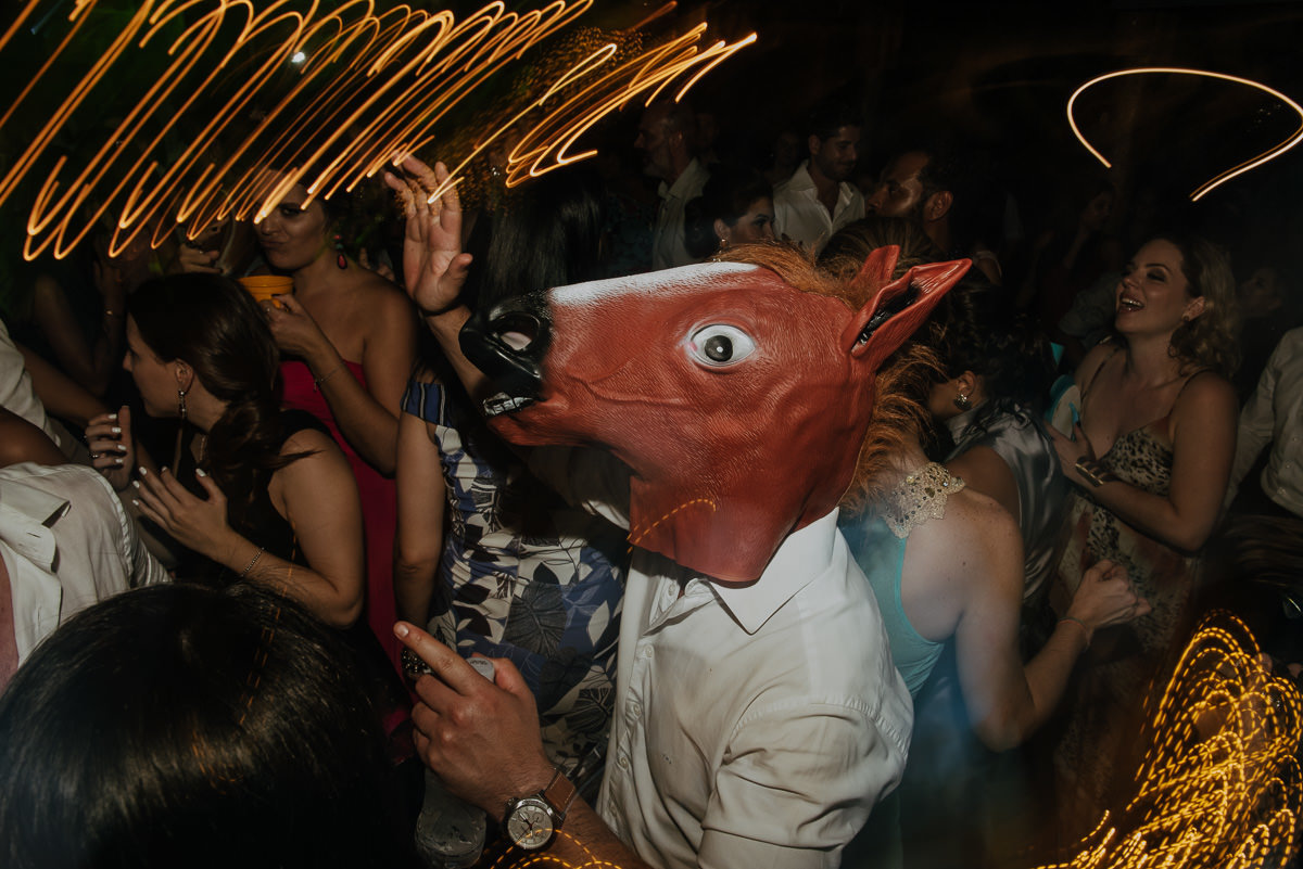 noivo com cabeca de cavalo na pista de danca com led em bauru em um casamento no campo fotografia de anderson silva