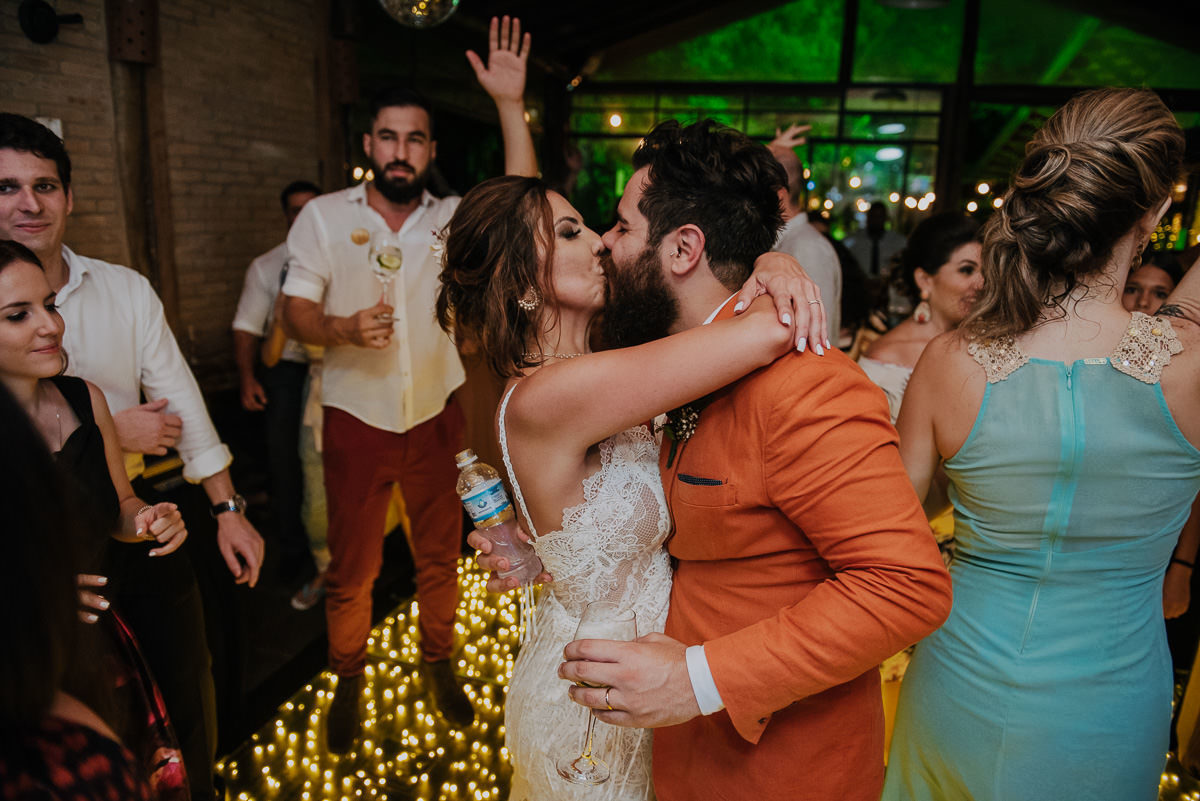 casal se beijando em uma balada animada de casamento boho chic fotografia de anderson silva