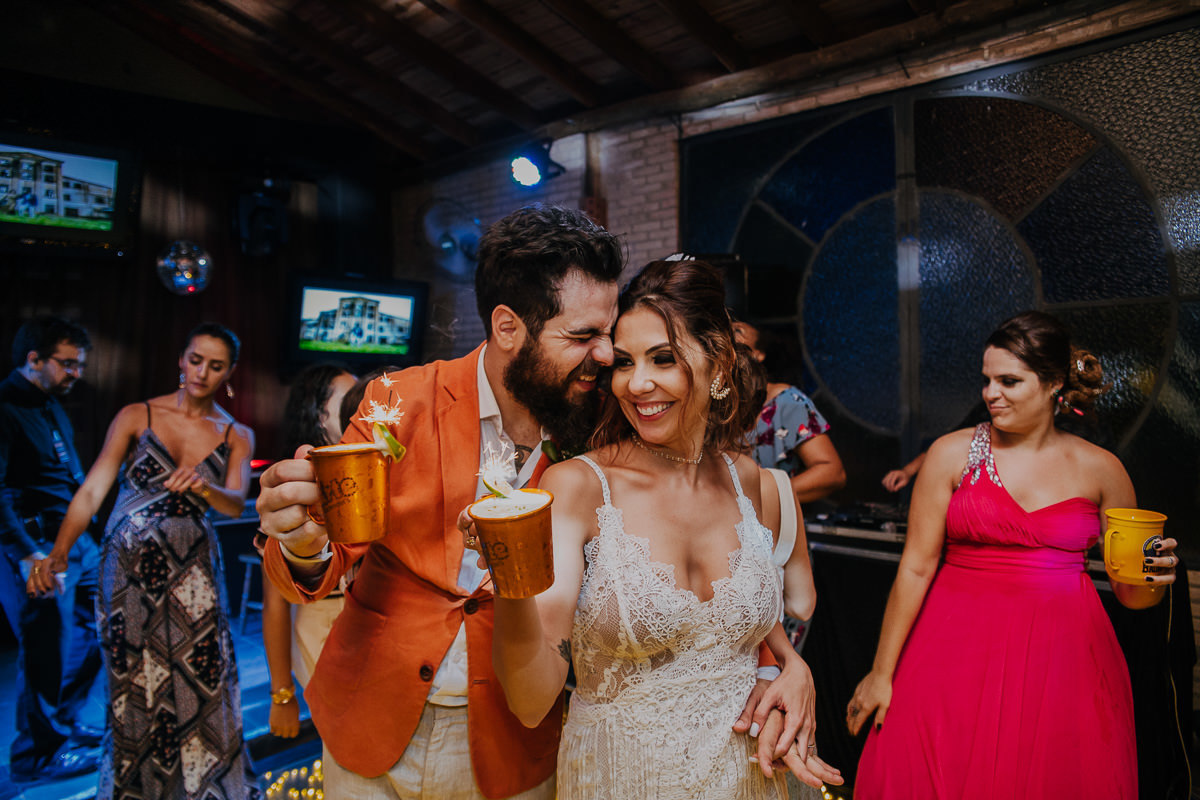 brinde do casal na balada  de casamento boho chic fotografia de anderson silva