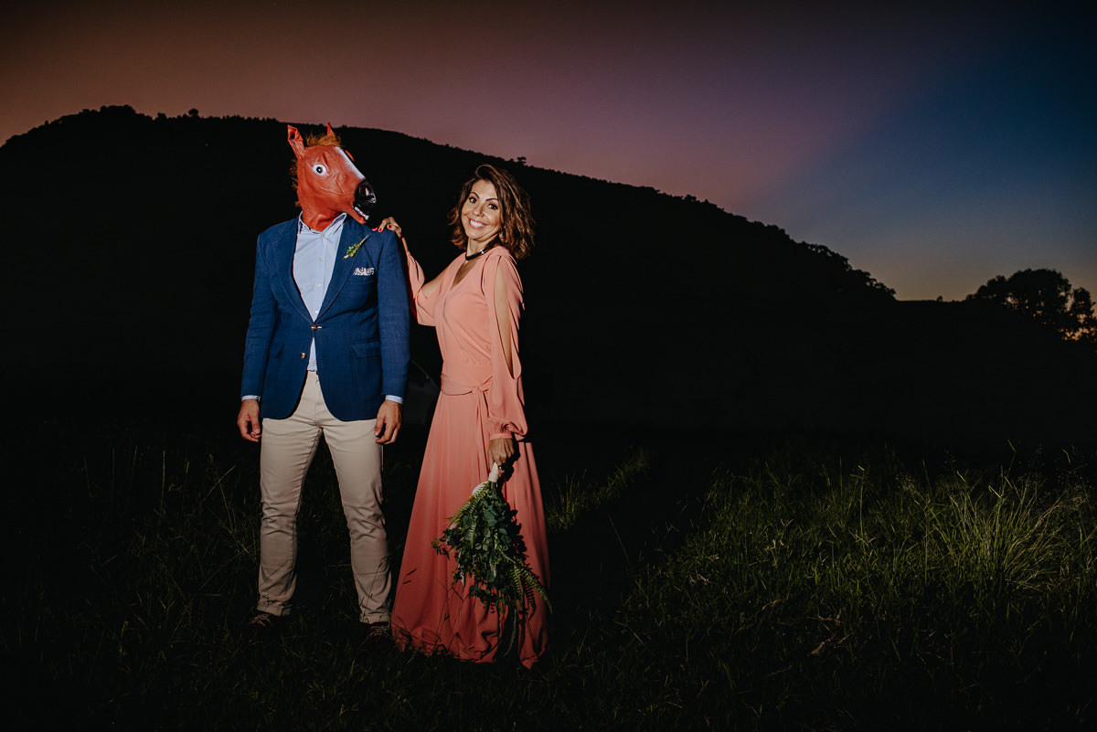 foto do noivo com cabeca de cavalo no ensaio de pre wedding em botucatu fotos do fotografo anderson silva
