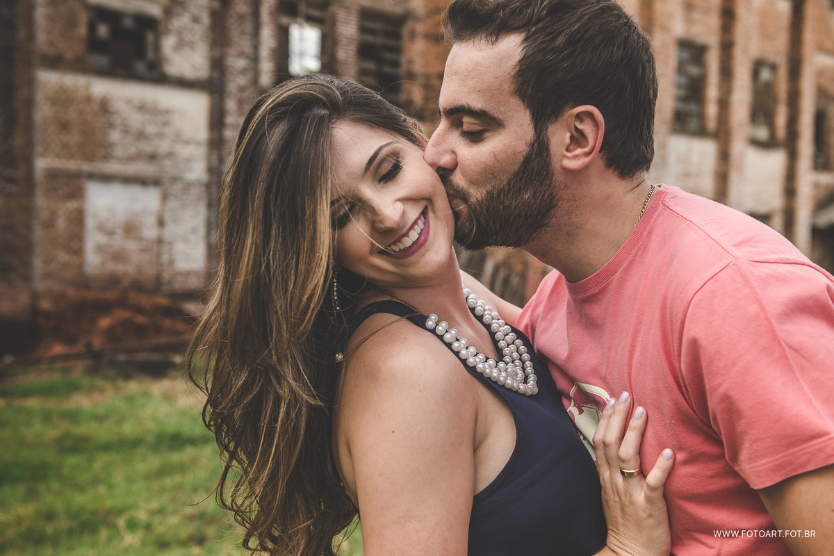 Noivo dando um beijo no rosto da noiva em frente a usina indiana botucatu por Anderson Silva Fotoart fotografo sp