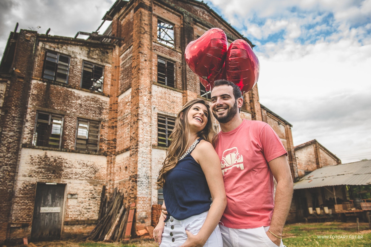 Noivos sorridentes em frente a uma usina abandonada Indiana Botucatu com balões vermelhos foto de Anderson Silva Fotoart fotografo sp