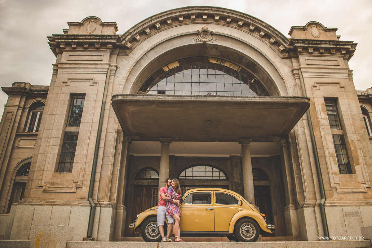 Noivos em frente a estacao ferroviaria fepassa com um fusca em Botucatu fotos por  Anderson Silva Fotoart fotografo sp