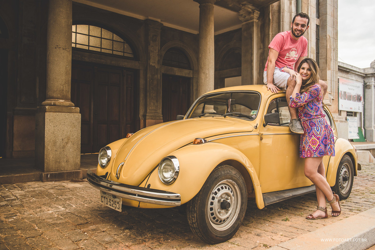 Noivos em frente a estacao ferroviaria fepassa com um fusca amarelo em Botucatu fotos porAnderson Silva Fotoart fotografo sp