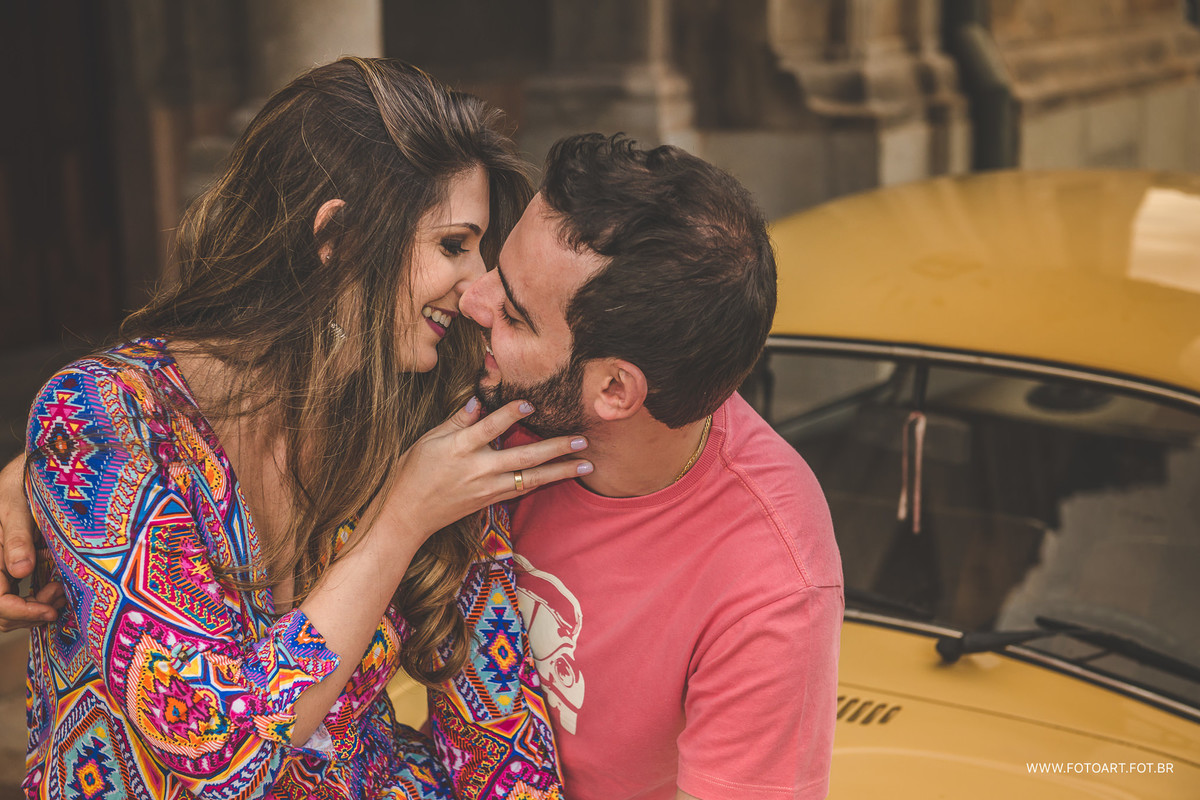 Noivos em frente a estacao ferroviaria fepassa com um fusca amarelo e trocando carinhos em cima do capo em Botucatu fotos por Anderson Silva Fotoart fotografo sp
