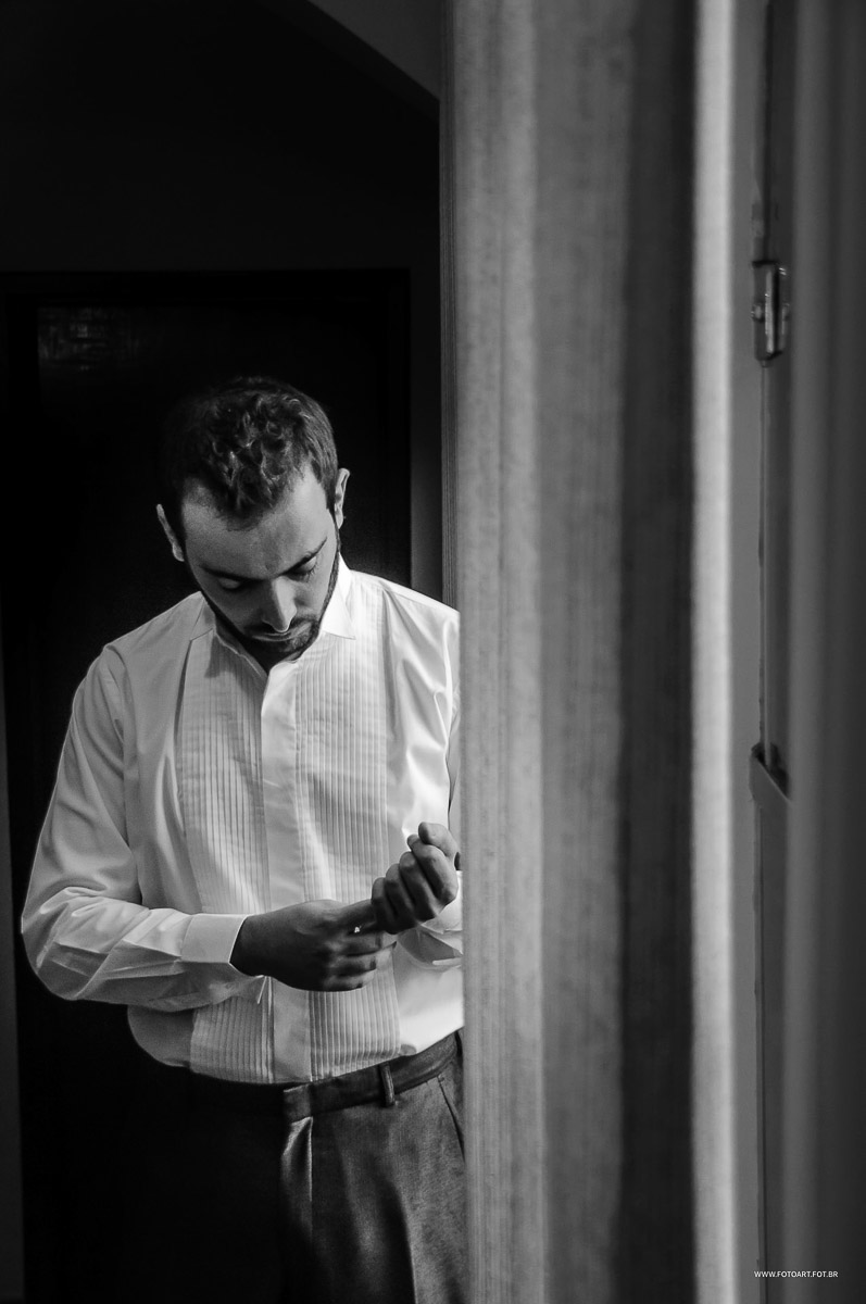 Noivo arrumando manga da camisa em botucatu por Anderson Silva Fotoart fotografo sp