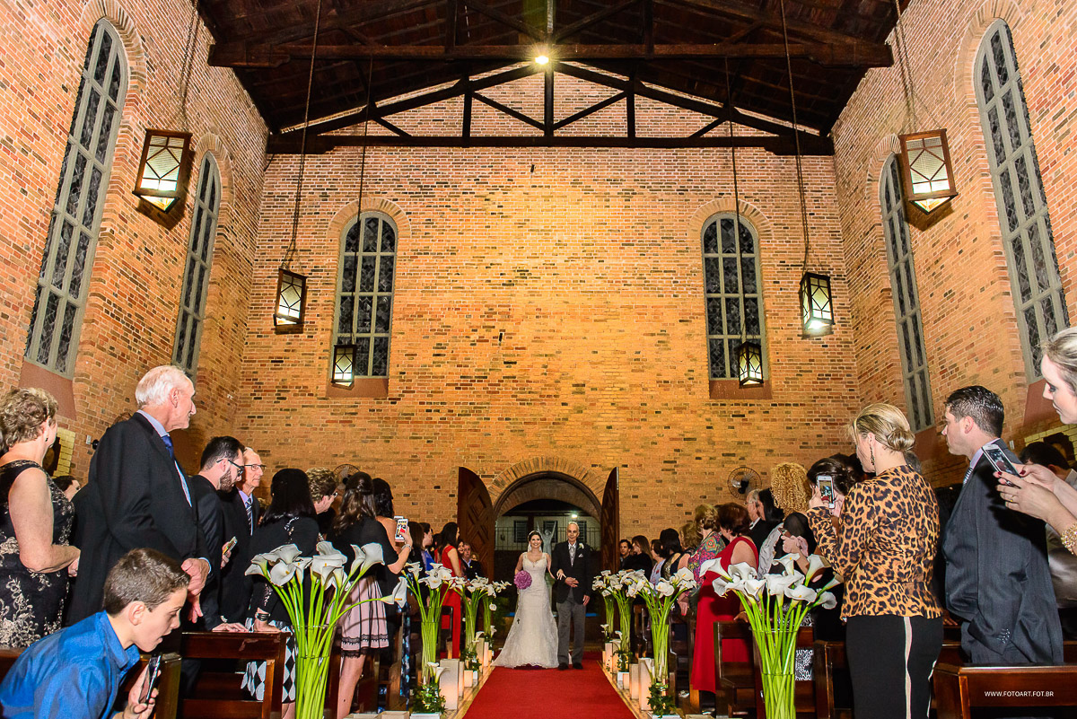 Entrada triunfal da noiva Raquele na capela do Seminário Arquidiocesano São José  Botucatu por Anderson Silva Fotoart fotografo sp
