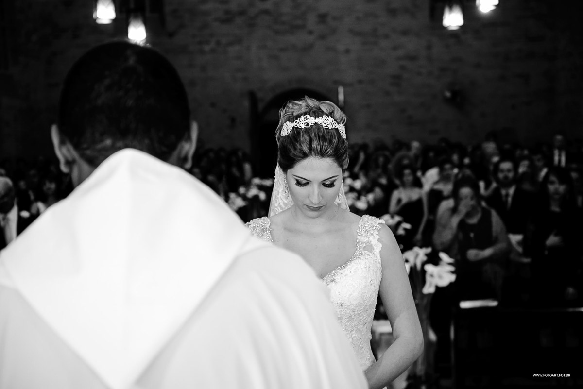 Noiva Raquele emocionada na capela do Seminário Arquidiocesano São José  Botucatu por Anderson Silva Fotoart fotografo sp
