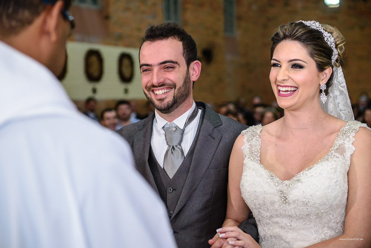 Noivos Raquele e Marcelo rindo e emocionados na capela do Seminário Arquidiocesano São José  Botucatu por Anderson Silva Fotoart fotografo sp