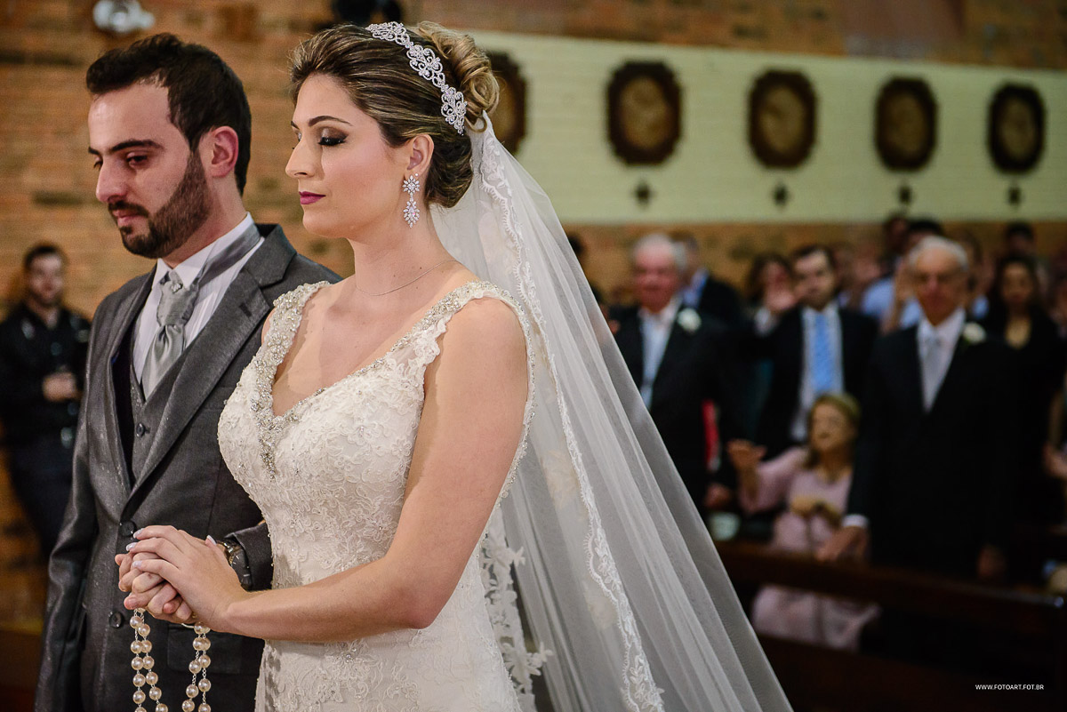 Noivos Raquele e Marcelo de maos dadas na capela do Seminário Arquidiocesano São José  Botucatu por Anderson Silva Fotoart fotografo sp