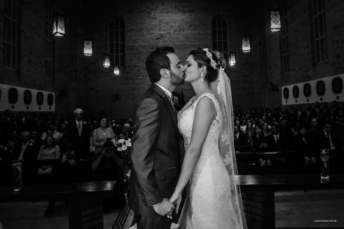 Beijo dos noivos no altar do Seminário Arquidiocesano São José  Botucatu por Anderson Silva Fotoart fotografo sp