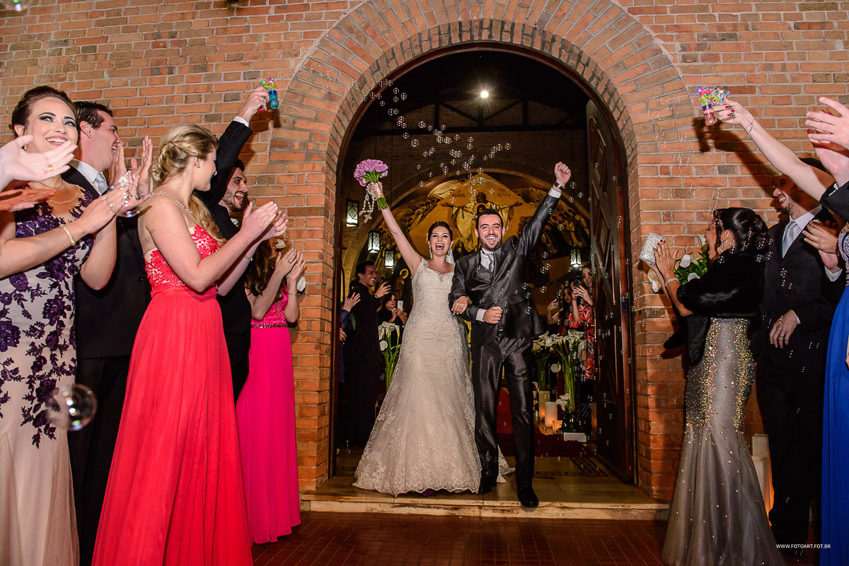 Noivos com as maos para cima e com buque no Seminário Arquidiocesano São José  Botucatu por Anderson Silva Fotoart fotografo sp