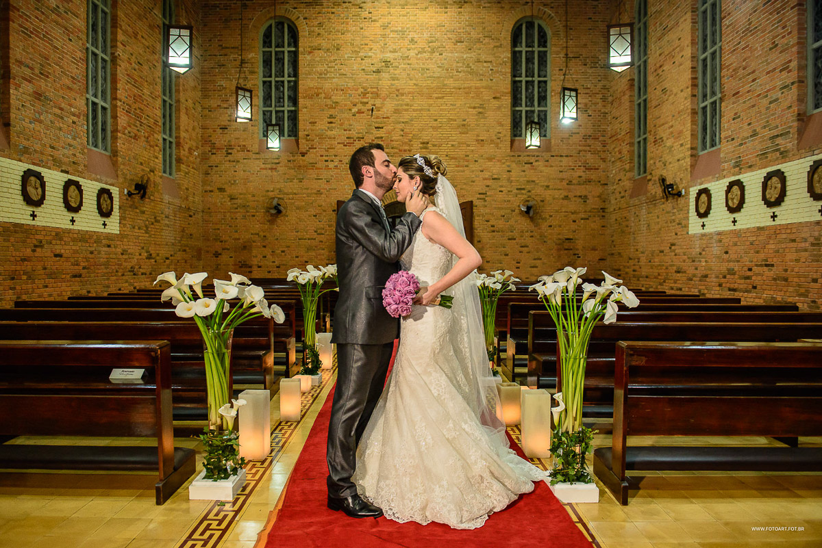 Noivo beijando a testa da noiva raquele pessin no Seminário Arquidiocesano São José  Botucatu por Anderson Silva Fotoart fotografo sp