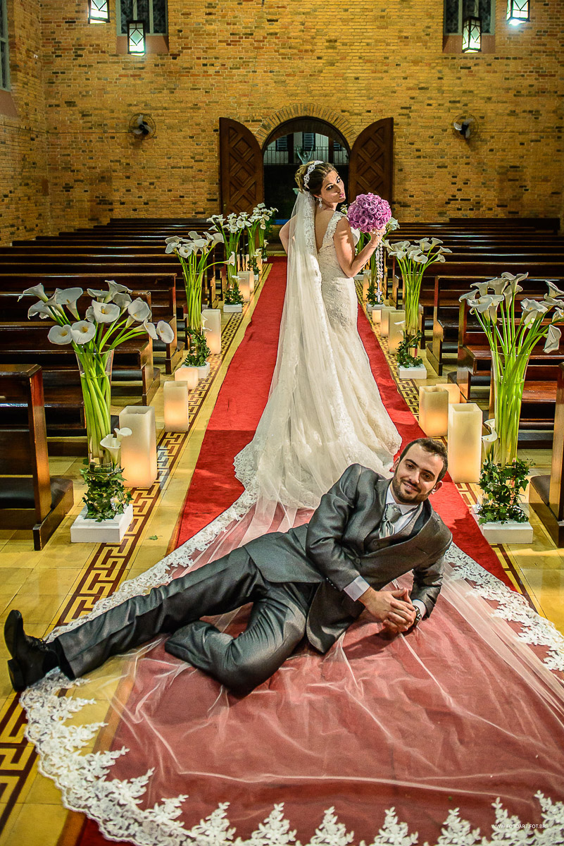 Noivo sobe no vestido da noiva raquele no Seminário Arquidiocesano São José  Botucatu por Anderson Silva Fotoart fotografo sp