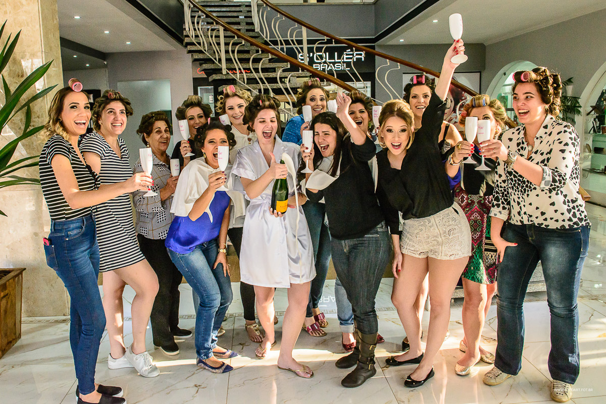 Noiva brindando com madrinhas com uma garrafa de Champagne Veuve Clicquot Brut  no making of no salao riellis botucatu por Anderson Silva Fotoart fotografo sp