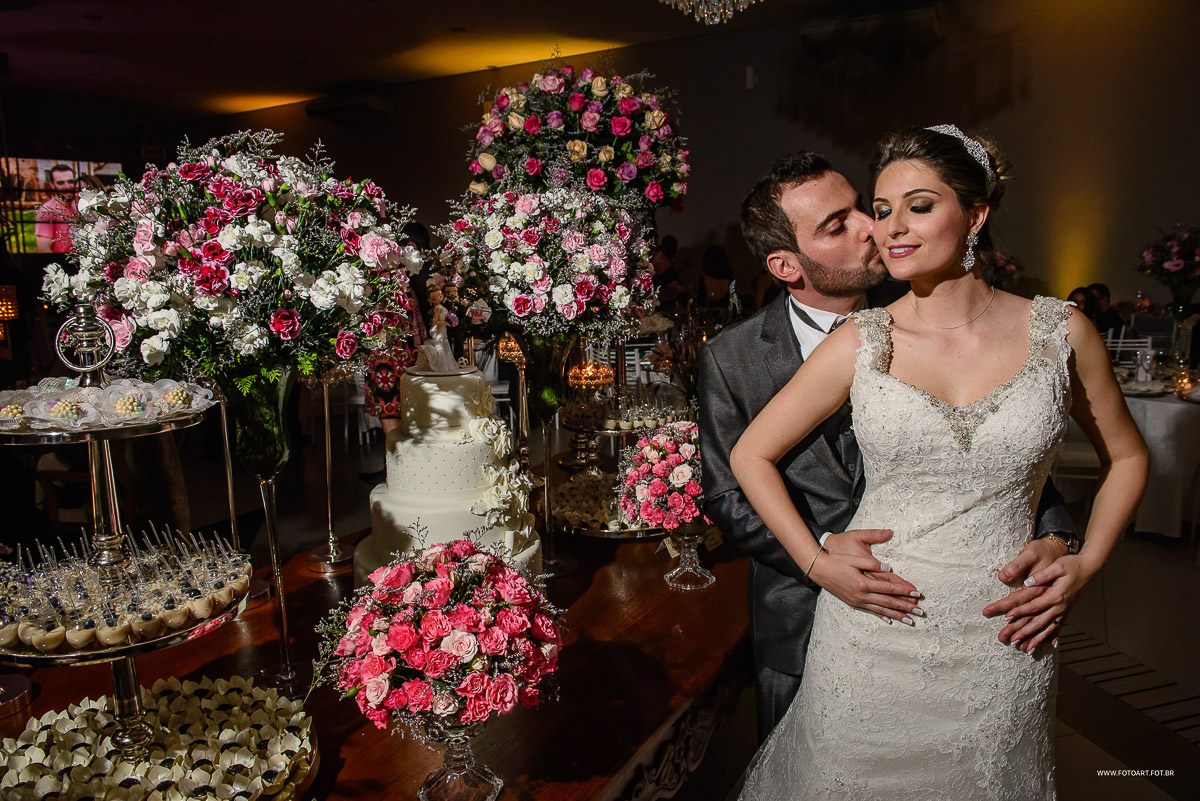 Brinde dos noivos com uma linda mesa decorada com flores rosa e lilas no buffet Luz Tropical Festas e Eventos Botucatu por Anderson Silva Fotoart fotografo sp