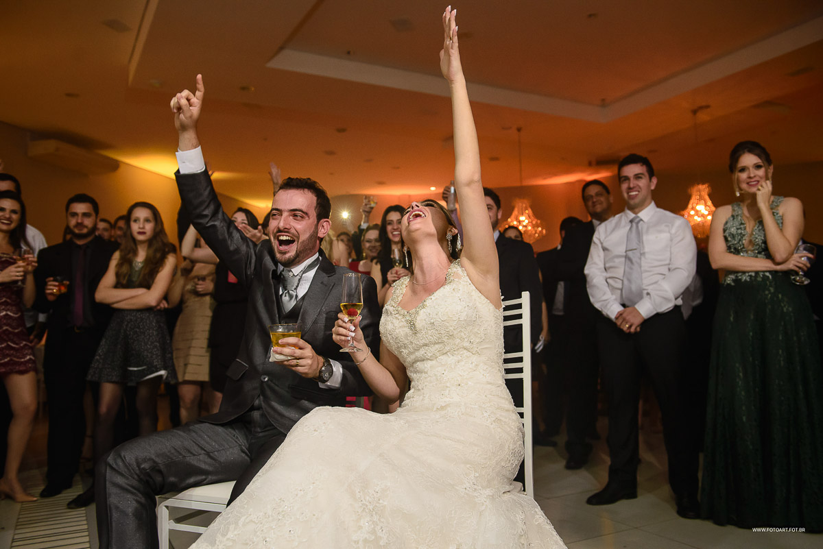 Noivos rindo com mao para o ceu no buffet Luz Tropical Festas e Eventos Botucatu por Anderson Silva Fotoart fotografo sp