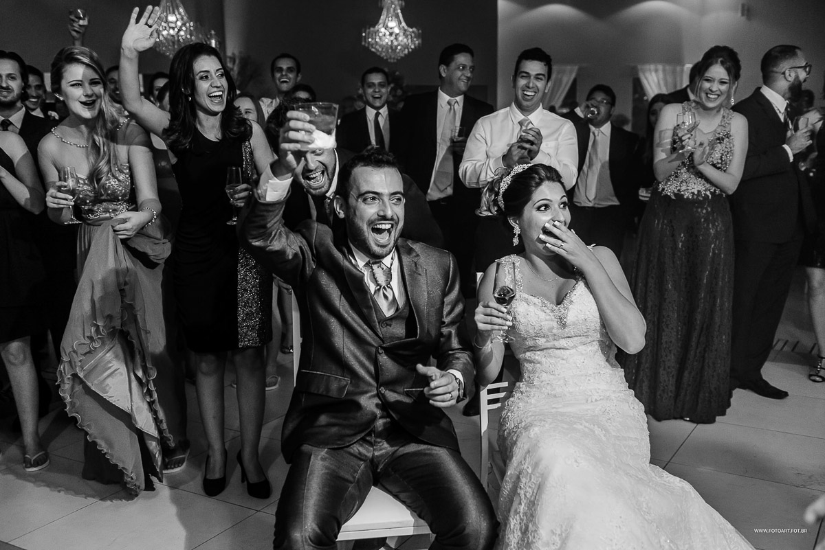 Noivos com expressao de assustados com mao na boca no buffet Luz Tropical Festas e Eventos Botucatu por Anderson Silva Fotoart fotografo sp