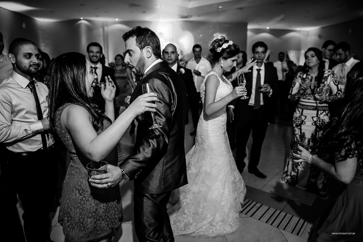 Noivo e convidados rindo no buffet Luz Tropical Festas e Eventos Botucatu por Anderson Silva Fotoart fotografo sp