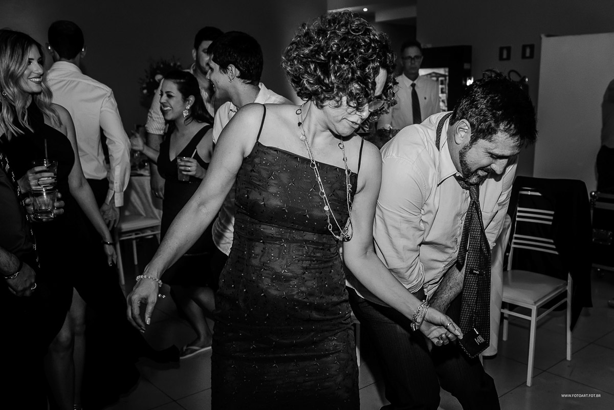 convidados dancando ate o chao no buffet Luz Tropical Festas e Eventos Botucatu por Anderson Silva Fotoart fotografo sp