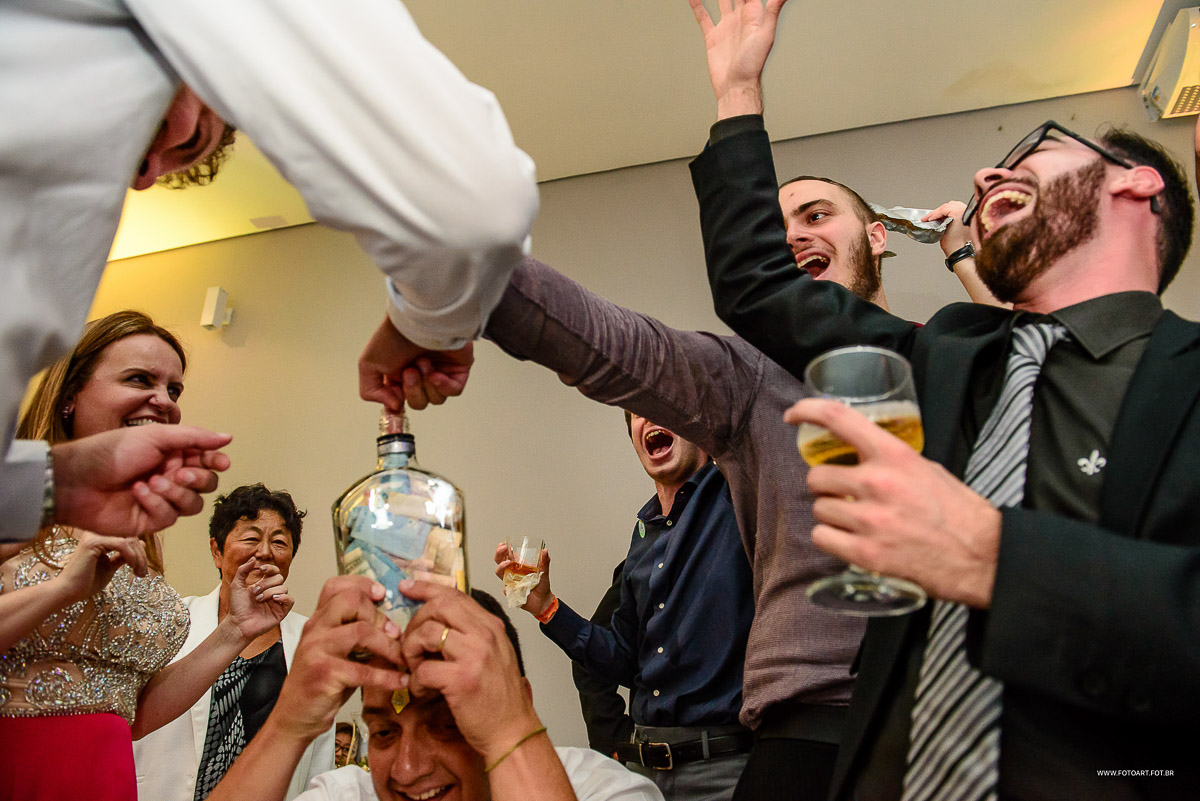 Hora da gravata no buffet Luz Tropical Festas e Eventos Botucatu por Anderson Silva Fotoart fotografo sp