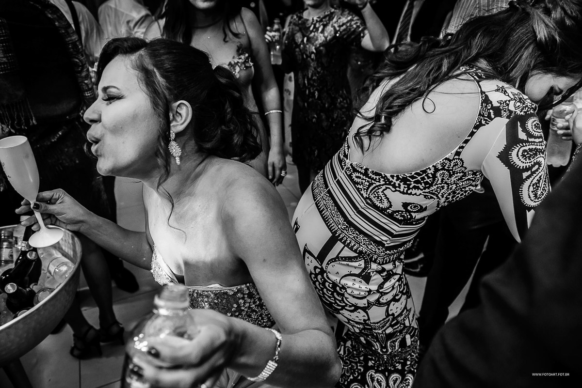 convidados dancando ate o chao no buffet Luz Tropical Festas e Eventos Botucatu por Anderson Silva Fotoart fotografo sp