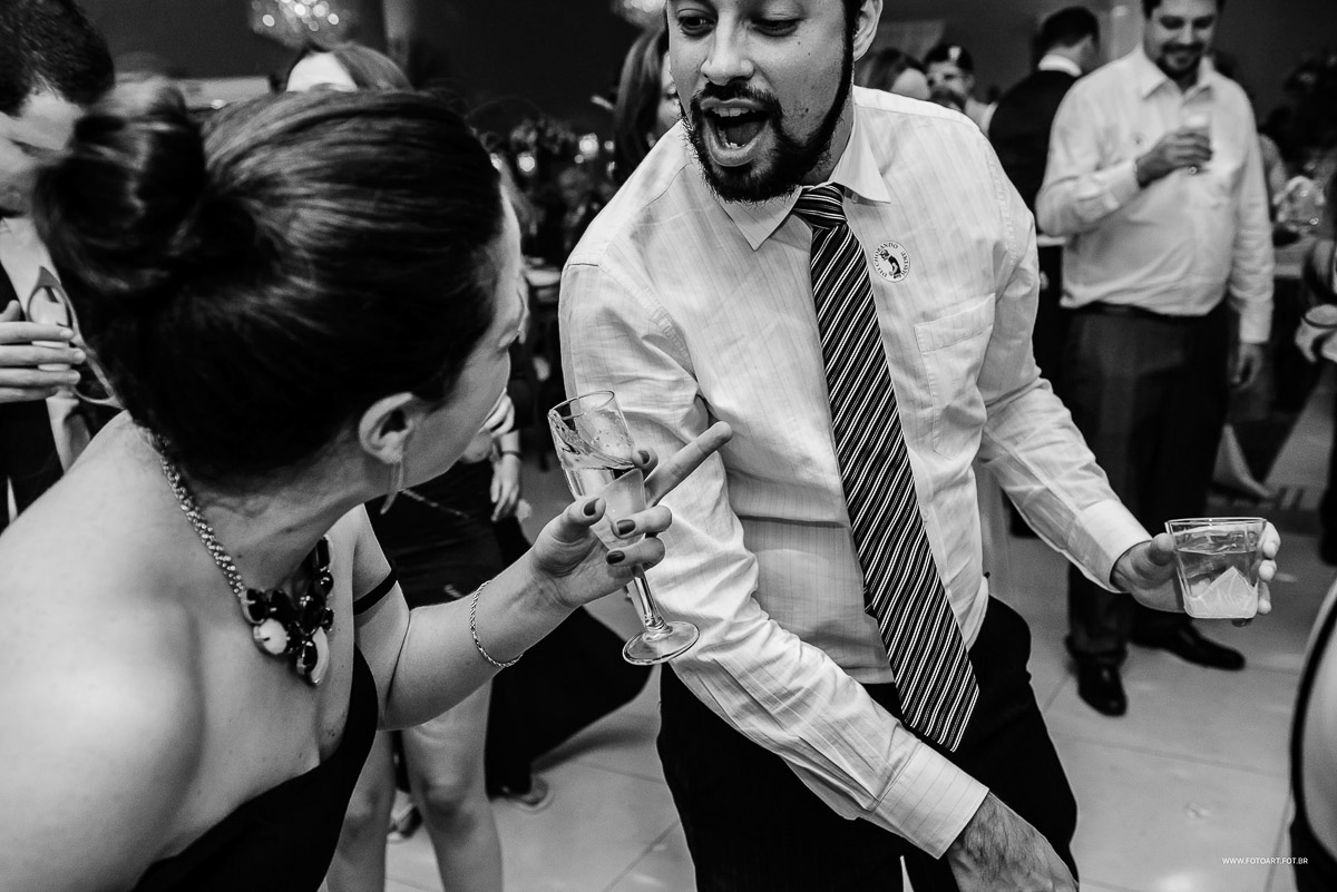 convidados dancando ate o chao no buffet Luz Tropical Festas e Eventos Botucatu por Anderson Silva Fotoart fotografo sp