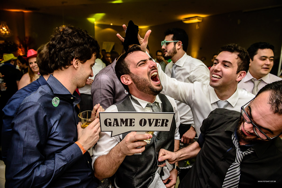 Convidados arrancando cueca do noivo no buffet Luz Tropical Festas e Eventos Botucatu por Anderson Silva Fotoart fotografo sp