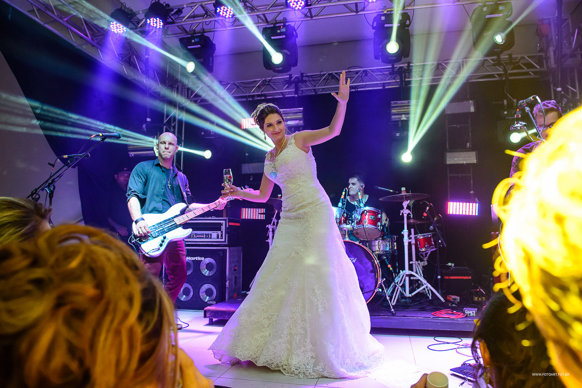 Noiva dancando no palco no buffet Luz Tropical Festas e Eventos Botucatu por Anderson Silva Fotoart fotografo sp