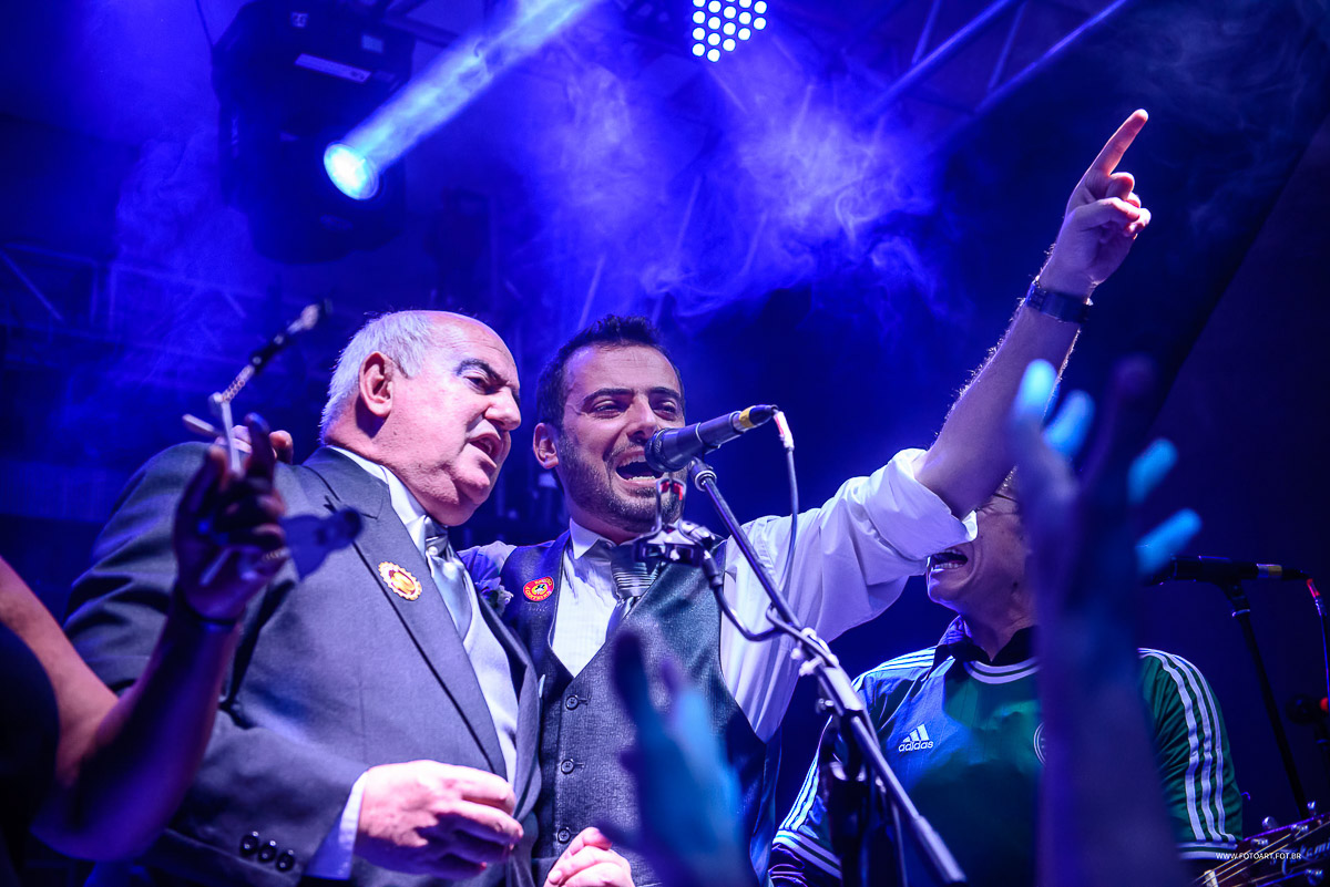 Noivo marcelo pavan e seu pai no palco no buffet Luz Tropical Festas e Eventos Botucatu por Anderson Silva Fotoart fotografo sp