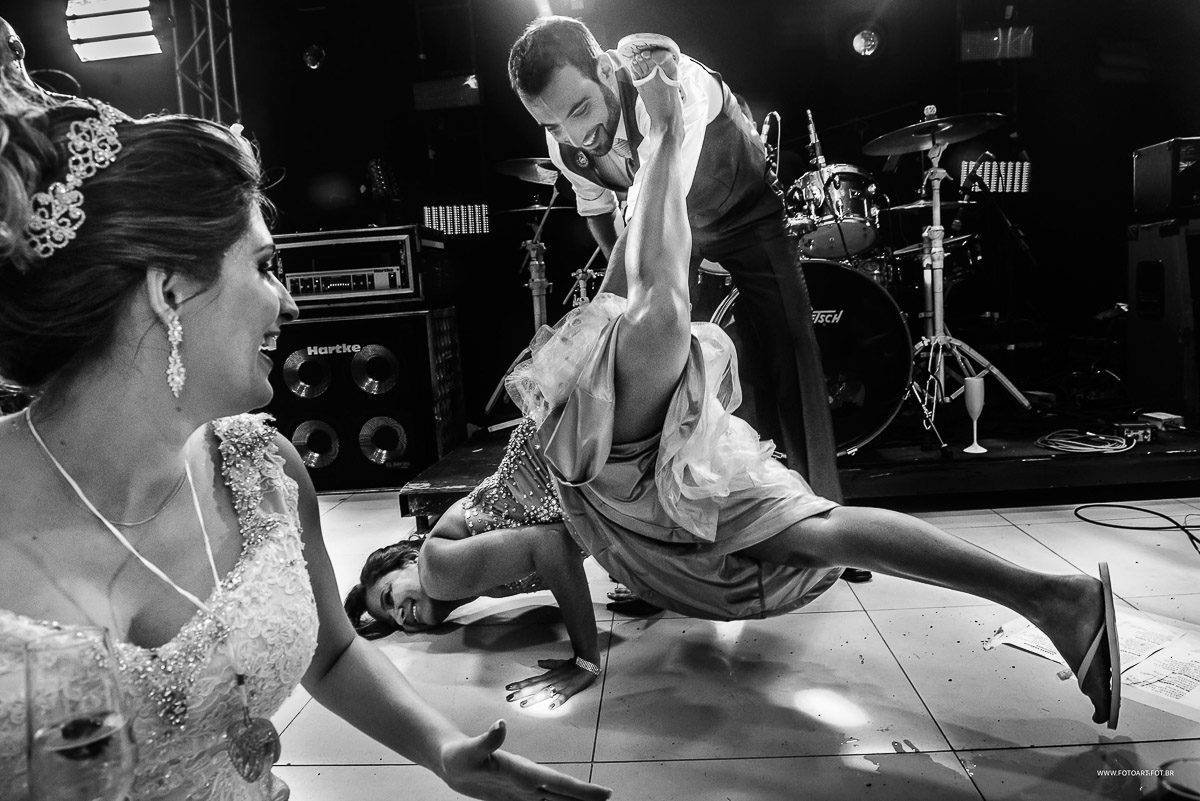 Madrinha  no palco fazendo um passo do compasso no buffet Luz Tropical Festas e Eventos Botucatu por Anderson Silva Fotoart fotografo sp