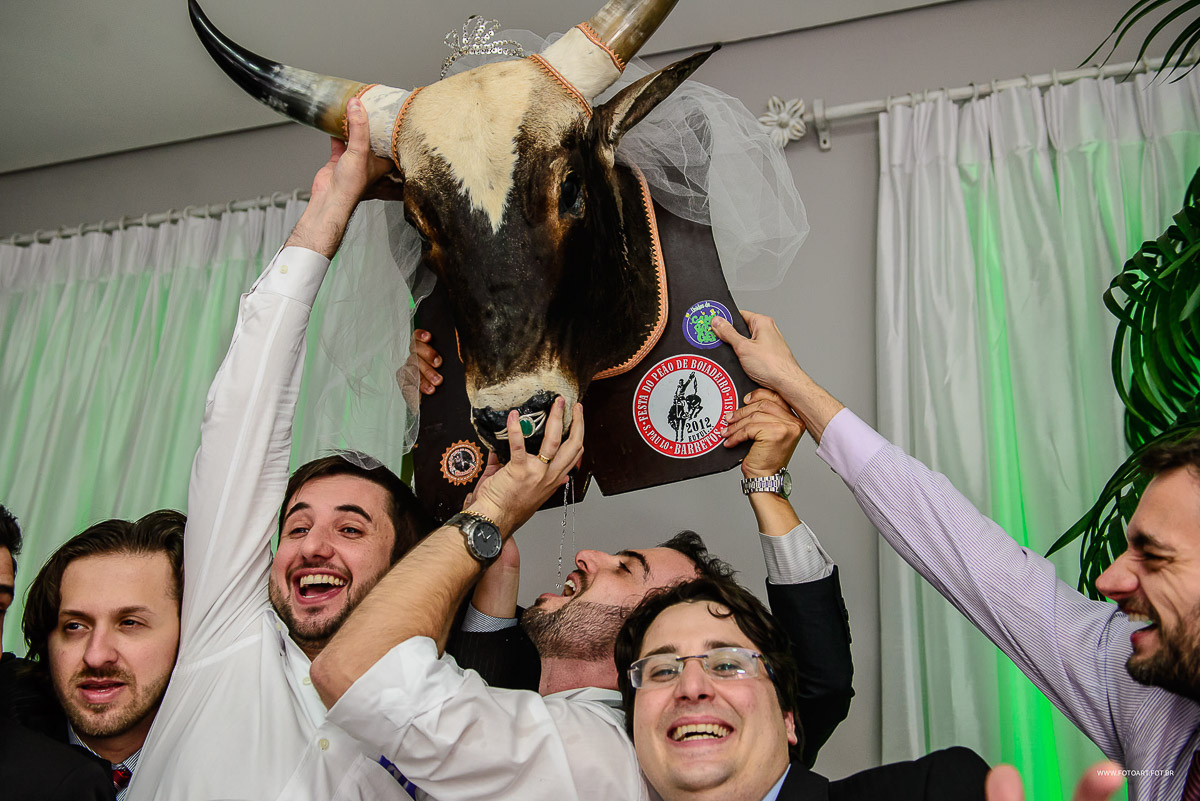 Noivo e convidados tomando pinga na cabeca de um boi no buffet Luz Tropical Festas e Eventos Botucatu por Anderson Silva Fotoart fotografo sp