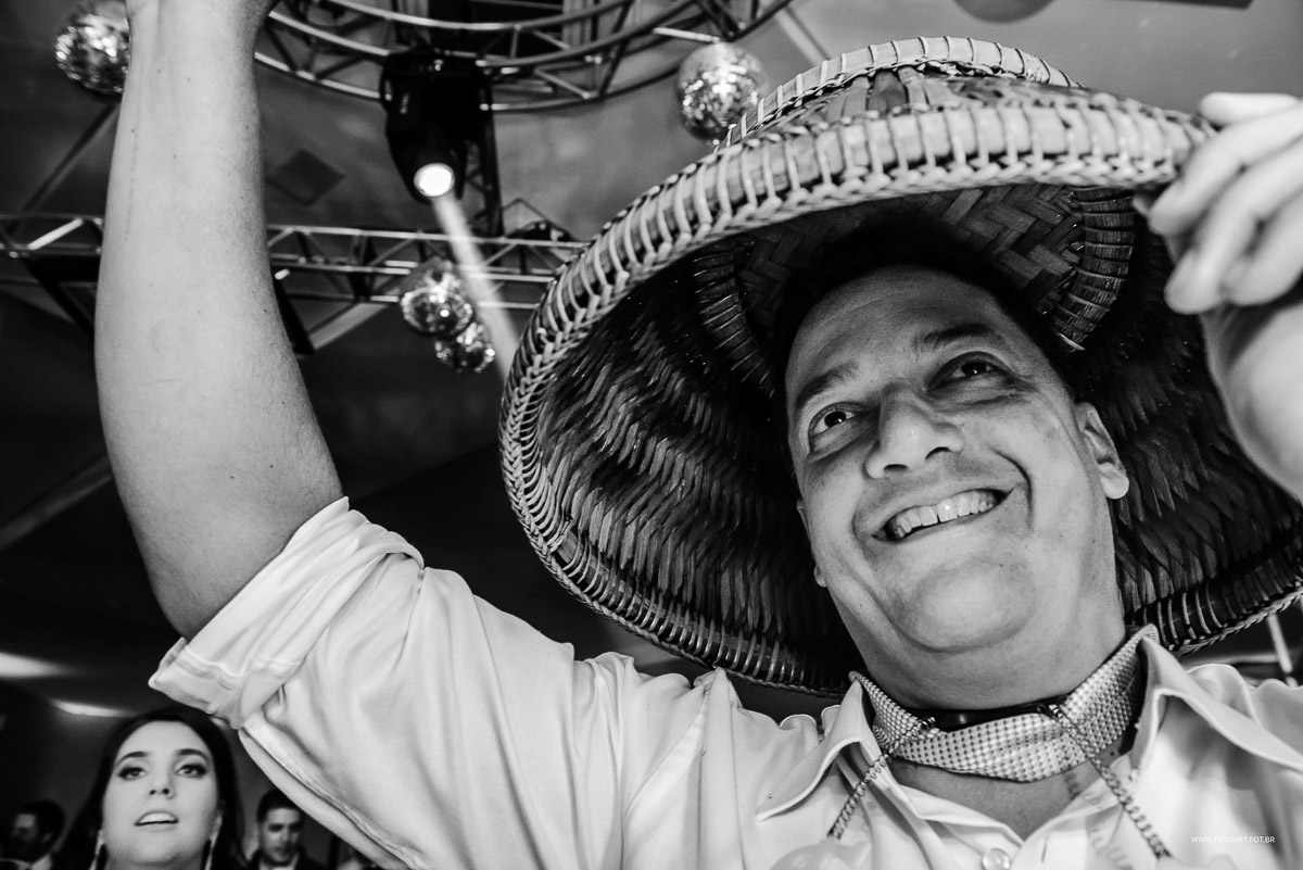 Padrinho com uma cesto  na cabeca no buffet Luz Tropical Festas e Eventos Botucatu por Anderson Silva Fotoart fotografo sp