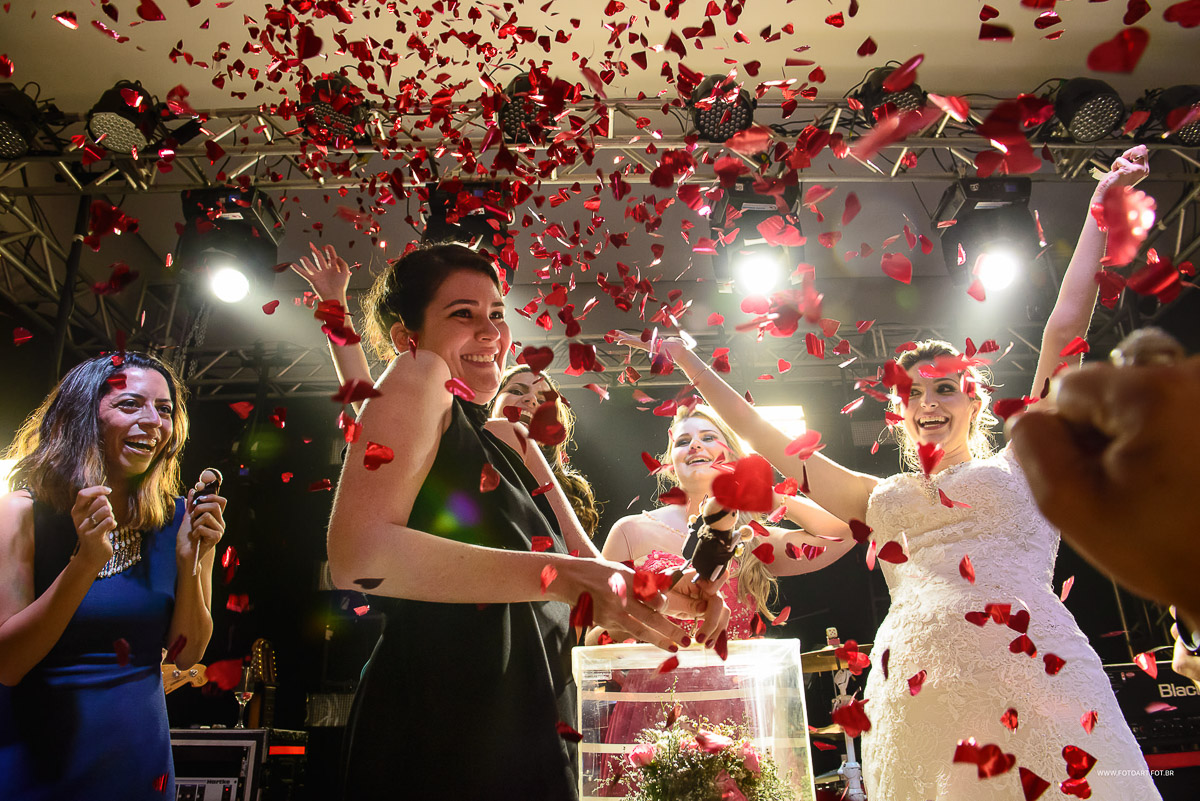 convidada pegou o buque de noiva no buque no buffet Luz Tropical Festas e Eventos Botucatu por Anderson Silva Fotoart fotografo sp