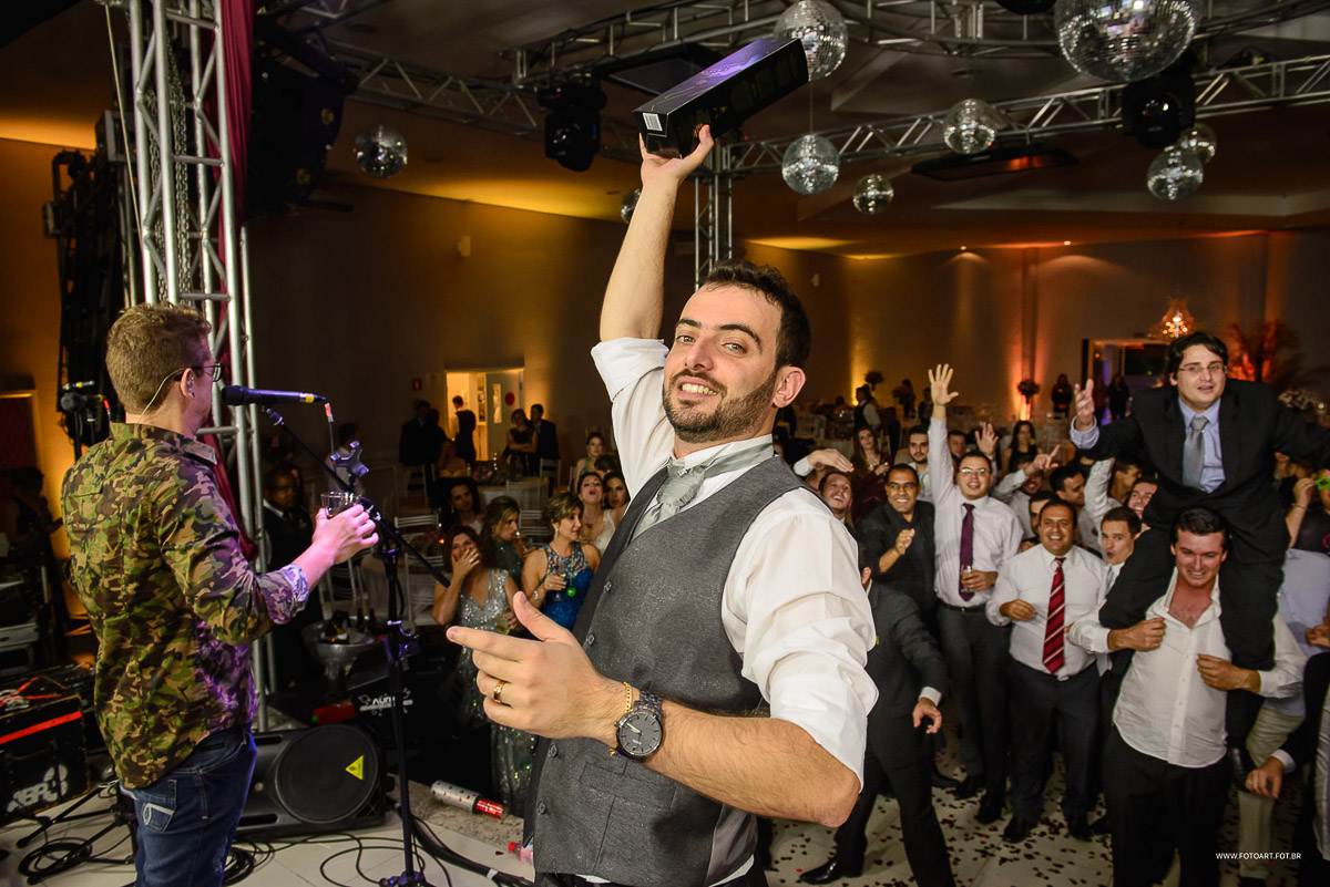 Marcelo noivo jogando oWhisky Johnnie Walker Black Label  no buffet Luz Tropical Festas e Eventos Botucatu por Anderson Silva Fotoart fotografo sp