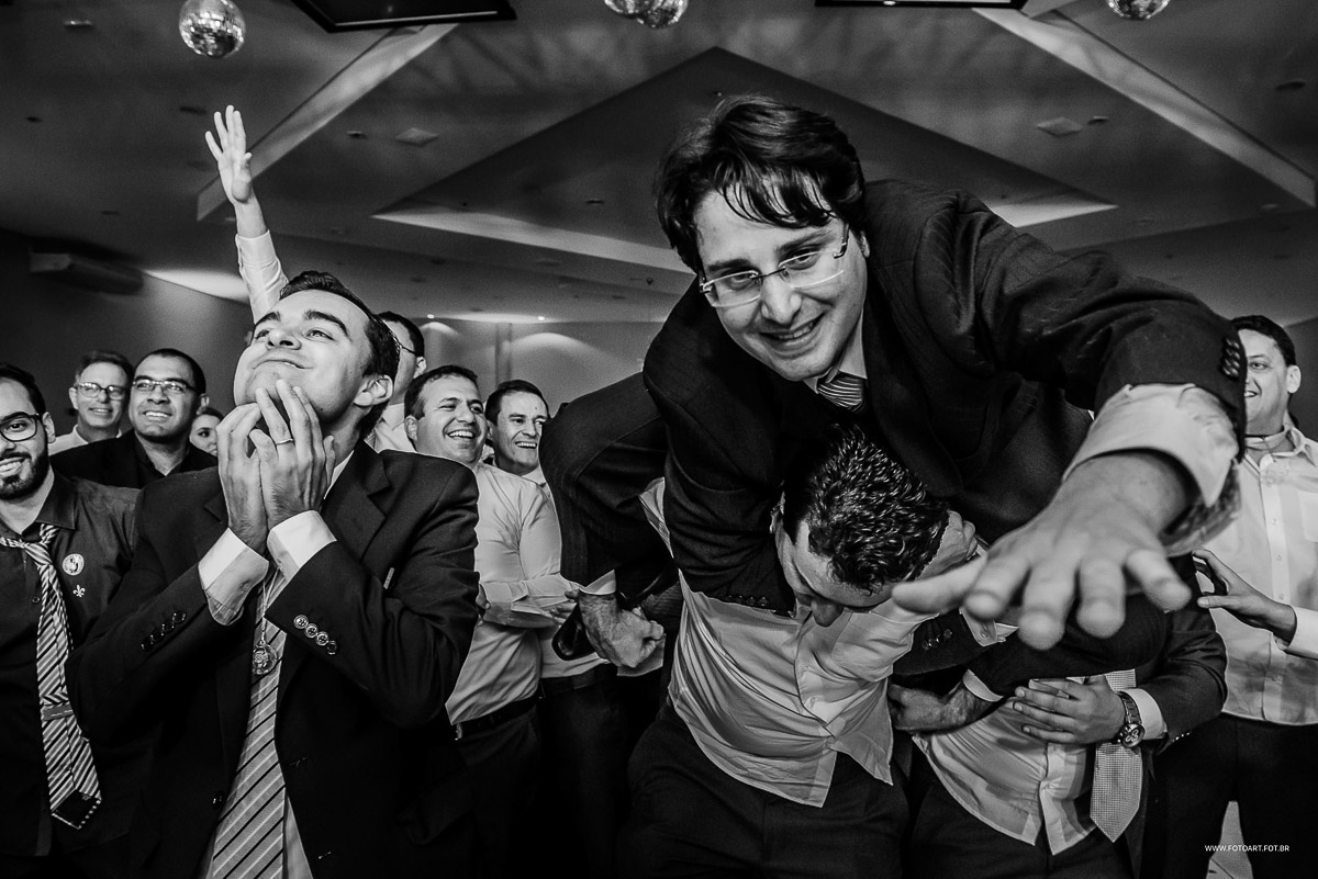 Padrinho voando para pegar o Whisky Johnnie Walker Black Label  no buffet Luz Tropical Festas e Eventos Botucatu por Anderson Silva Fotoart fotografo sp