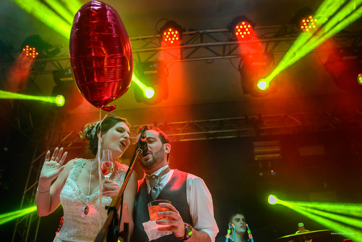 Noivos cantando com bexigas de coracao e gas helio no palco no buffet Luz Tropical Festas e Eventos Botucatu por Anderson Silva Fotoart fotografo sp