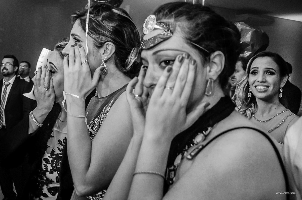 Convidas chorando ao ver os Noivos cantando com bexigas de coracao e gas helio no palco no buffet Luz Tropical Festas e Eventos Botucatu por Anderson Silva Fotoart fotografo sp