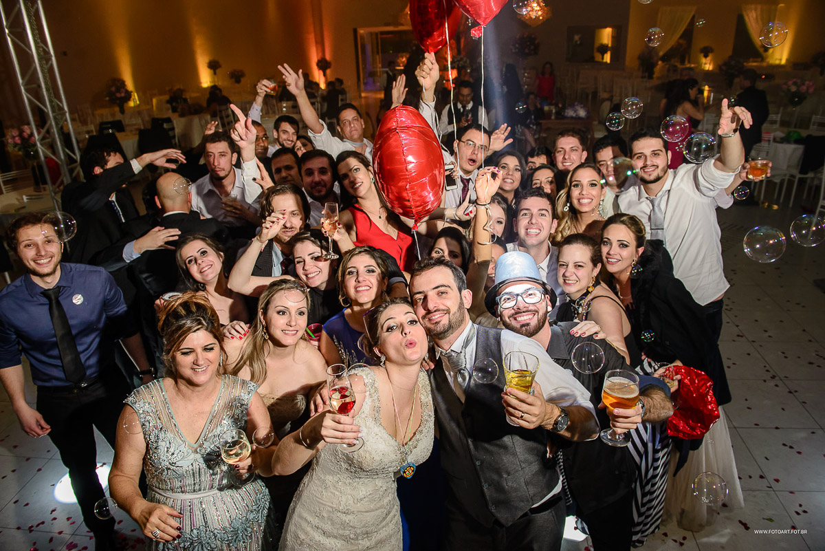 Foto da galera no fim da festa cantando com bexigas de coracao e gas helio no palco no buffet Luz Tropical Festas e Eventos Botucatu por Anderson Silva Fotoart fotografo sp