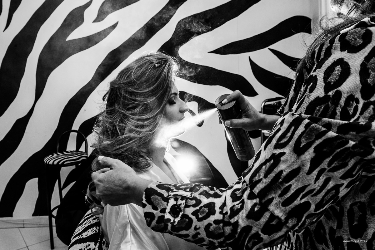 Fatima do salao riellis borrifando spray de laque no cabelo da noiva  botucatu por Anderson Silva Fotoart fotografo sp