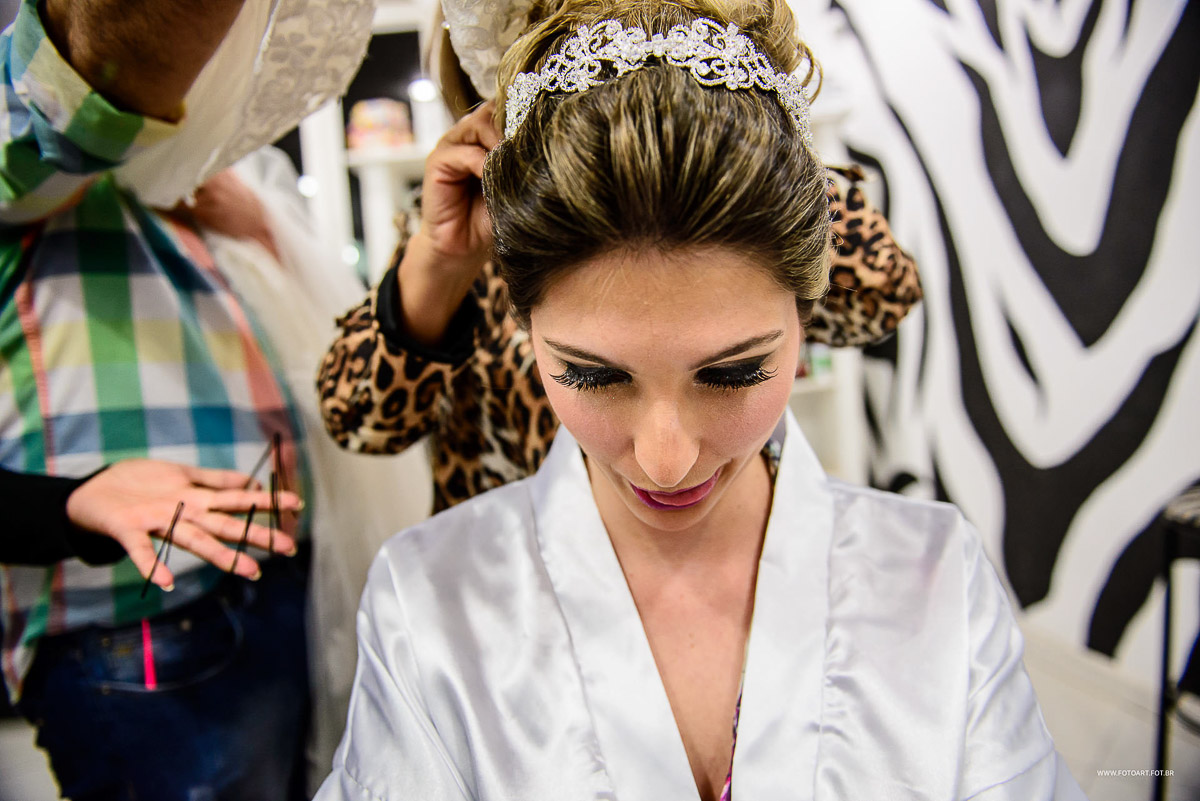 Noiva mostrando a lingua no salao riellis borrifando spray de laque no cabelo da noiva  botucatu por Anderson Silva Fotoart fotografo sp