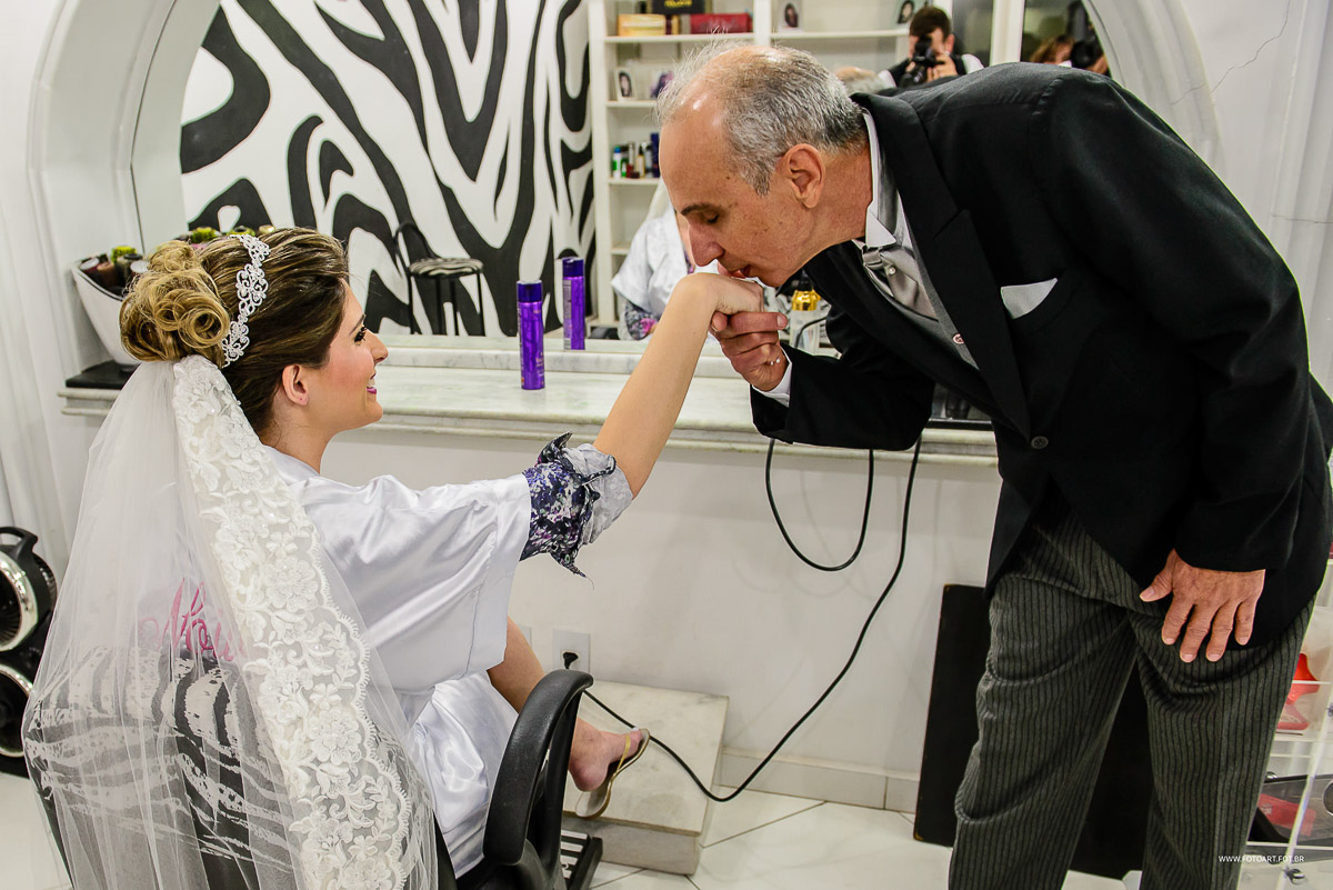 Pai dando um beijo na mão da filha noiva do salao riellis  botucatu por Anderson Silva Fotoart fotografo sp