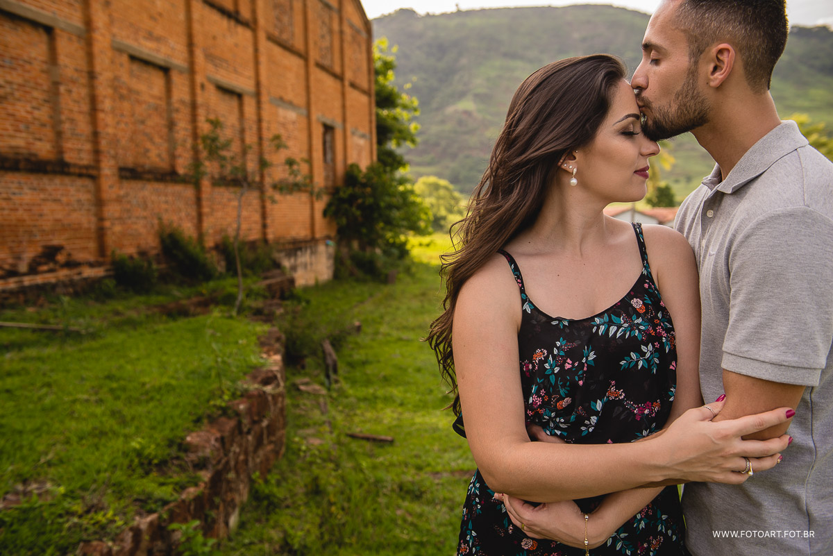 Beijo na testa com luz do sol na frente usina abandonada indiana Botucatu foto de Anderson Silva Fotoart fotografo sp