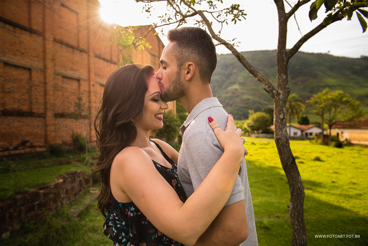 Beijo na testa com luz do sol por do sol na frente usina abandonada indiana Botucatu foto de Anderson Silva Fotoart fotografo sp