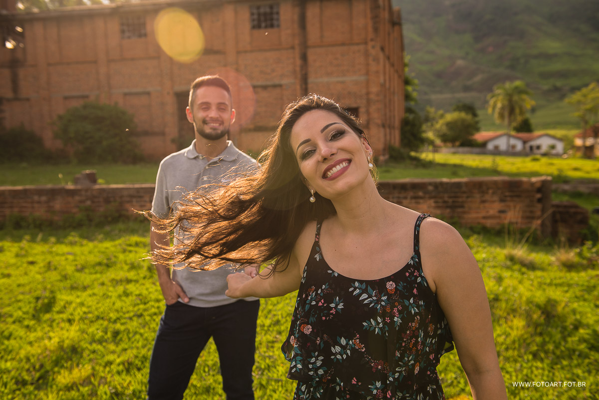 Noiva cabelos ao vento com luz do sol por do sol na frente usina abandonada indiana Botucatu foto de Anderson Silva Fotoart fotografo sp